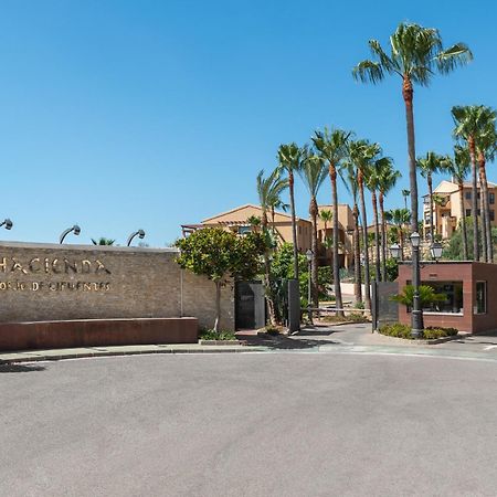 Large 3-Bedroom Nestled In Golf Paradise 埃斯特波纳 外观 照片