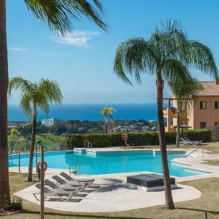 Large 3-Bedroom Nestled In Golf Paradise 埃斯特波纳 外观 照片
