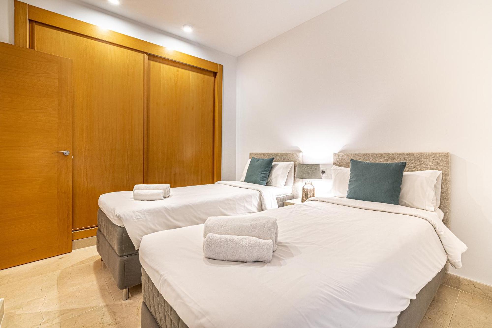 Large 3-Bedroom Nestled In Golf Paradise 埃斯特波纳 外观 照片
