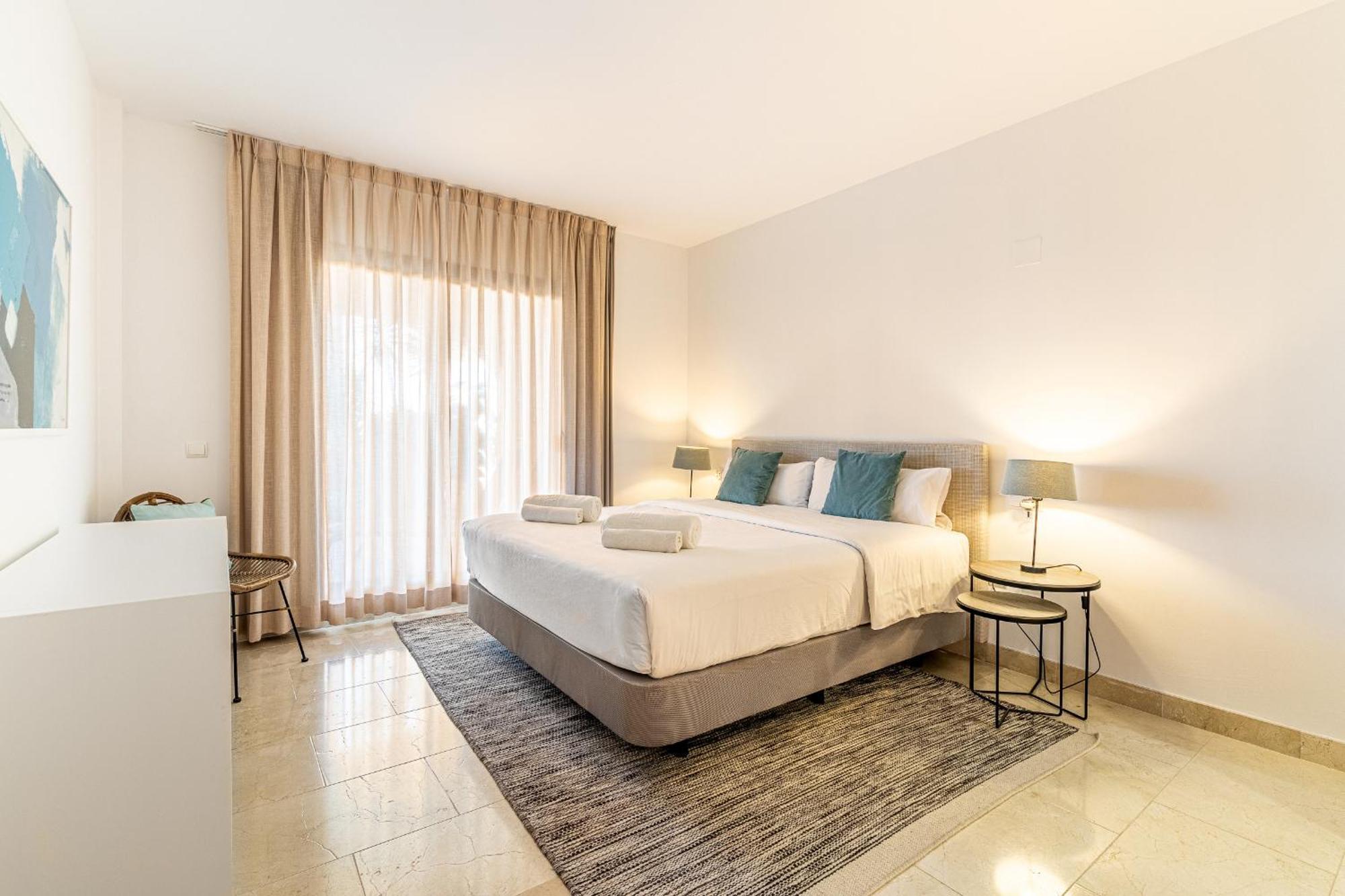 Large 3-Bedroom Nestled In Golf Paradise 埃斯特波纳 外观 照片