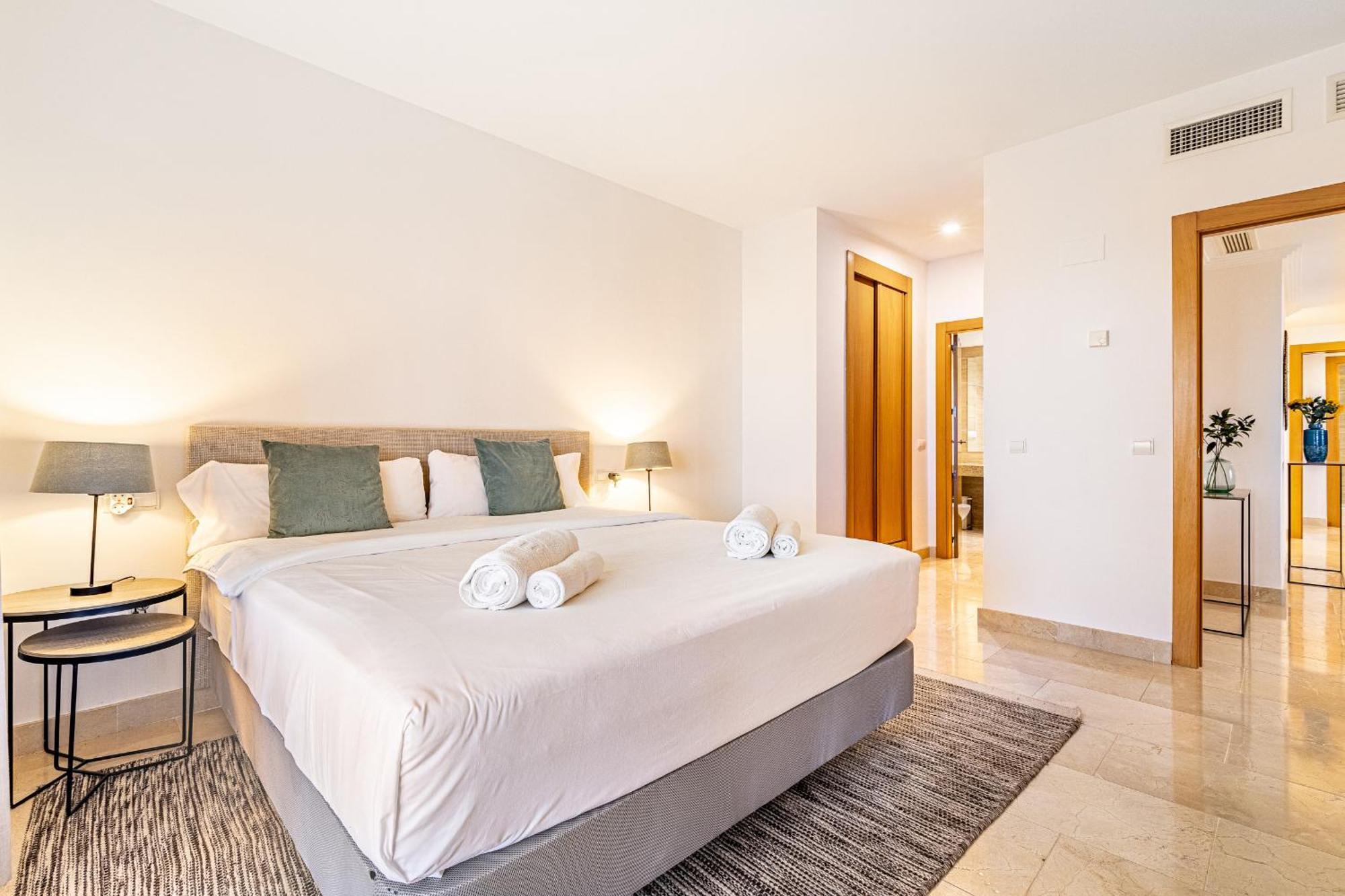Large 3-Bedroom Nestled In Golf Paradise 埃斯特波纳 外观 照片
