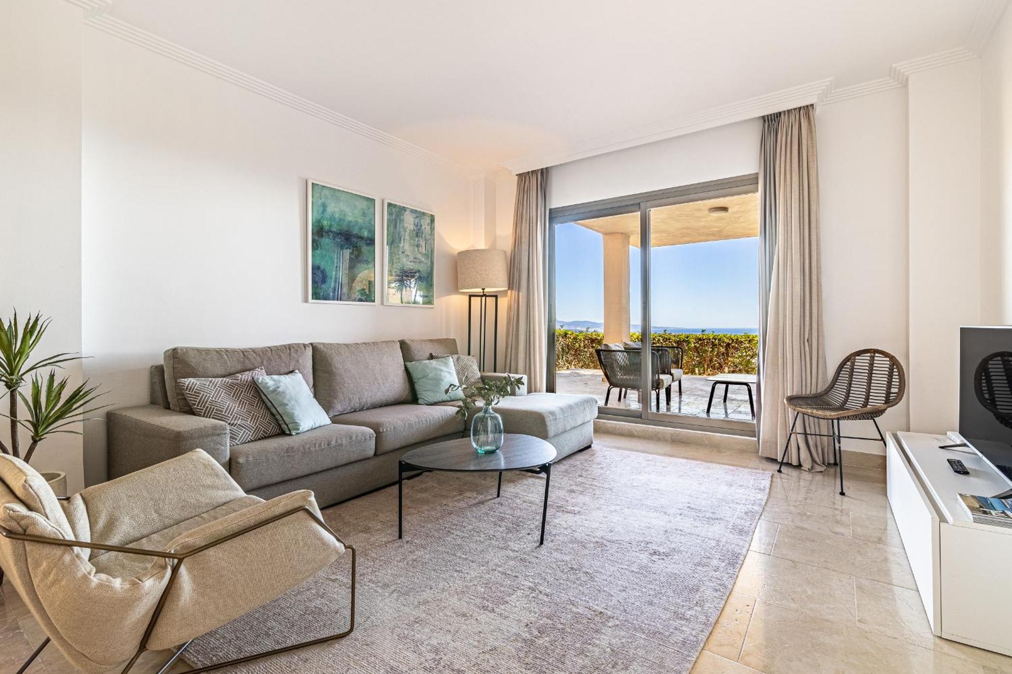 Large 3-Bedroom Nestled In Golf Paradise 埃斯特波纳 外观 照片