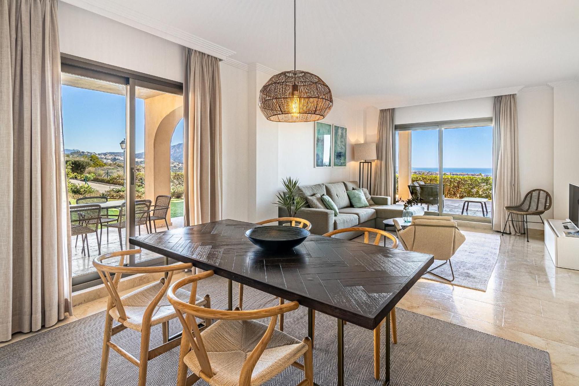 Large 3-Bedroom Nestled In Golf Paradise 埃斯特波纳 外观 照片