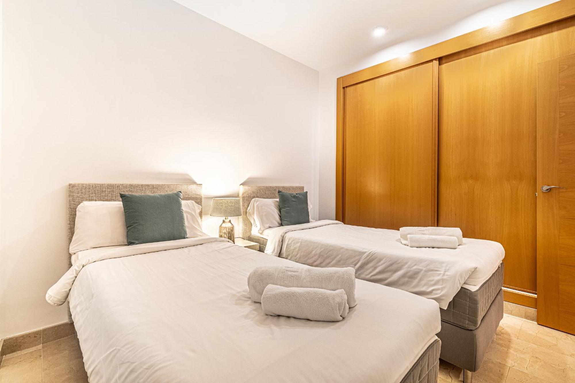 Large 3-Bedroom Nestled In Golf Paradise 埃斯特波纳 外观 照片