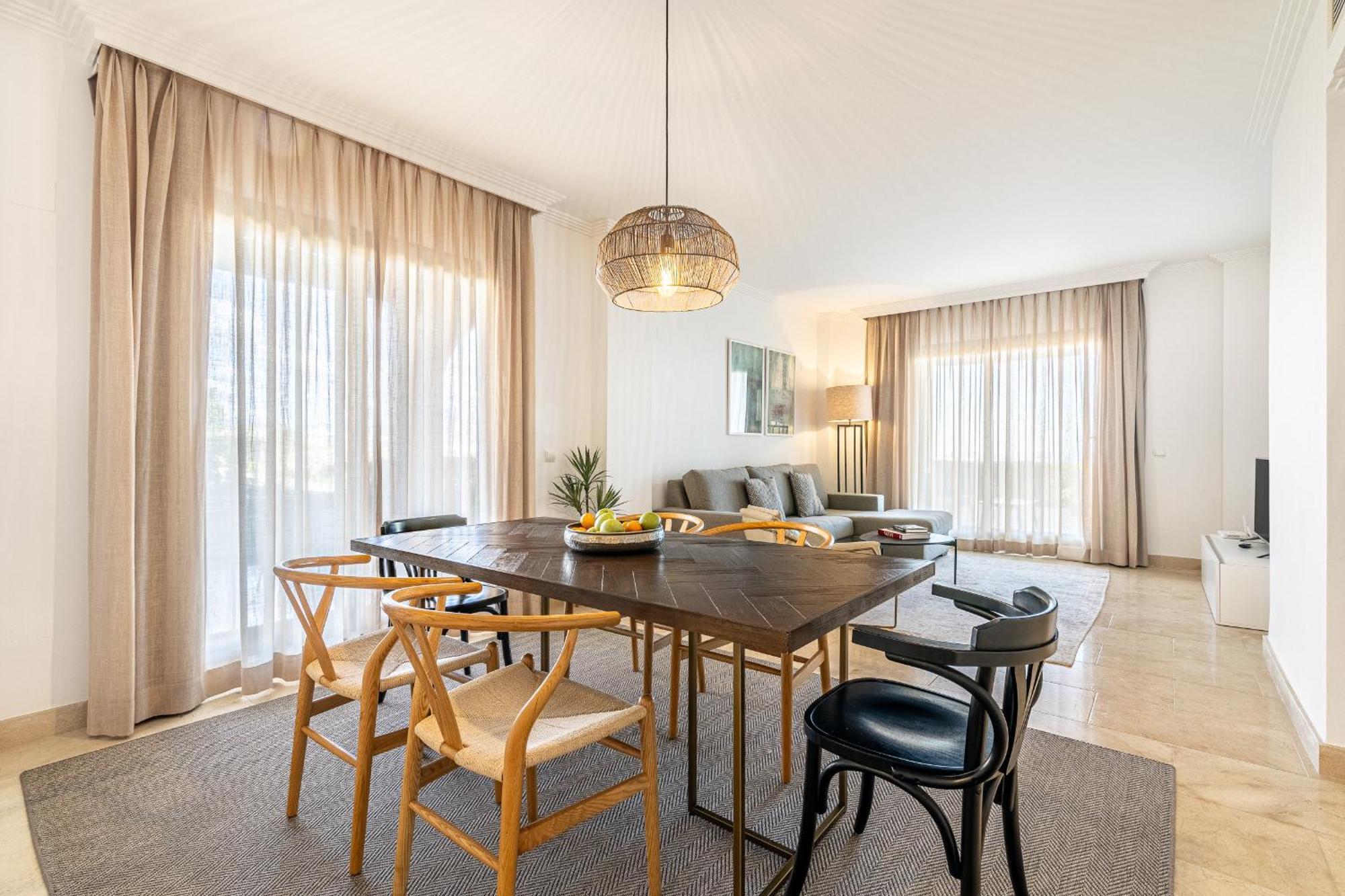 Large 3-Bedroom Nestled In Golf Paradise 埃斯特波纳 外观 照片