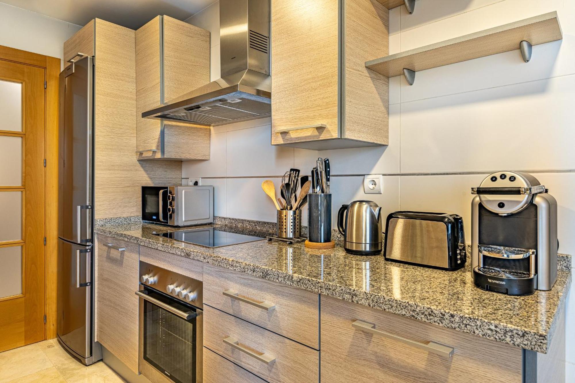 Large 3-Bedroom Nestled In Golf Paradise 埃斯特波纳 外观 照片