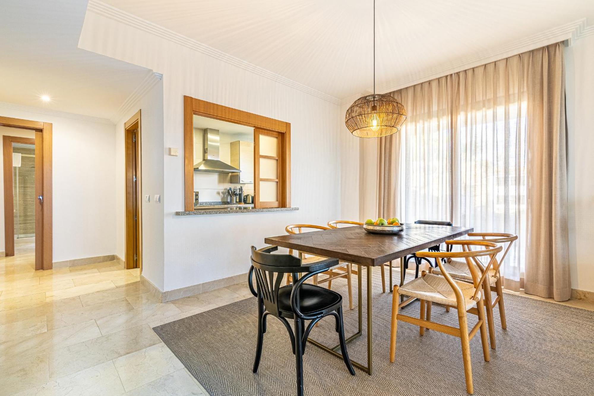 Large 3-Bedroom Nestled In Golf Paradise 埃斯特波纳 外观 照片