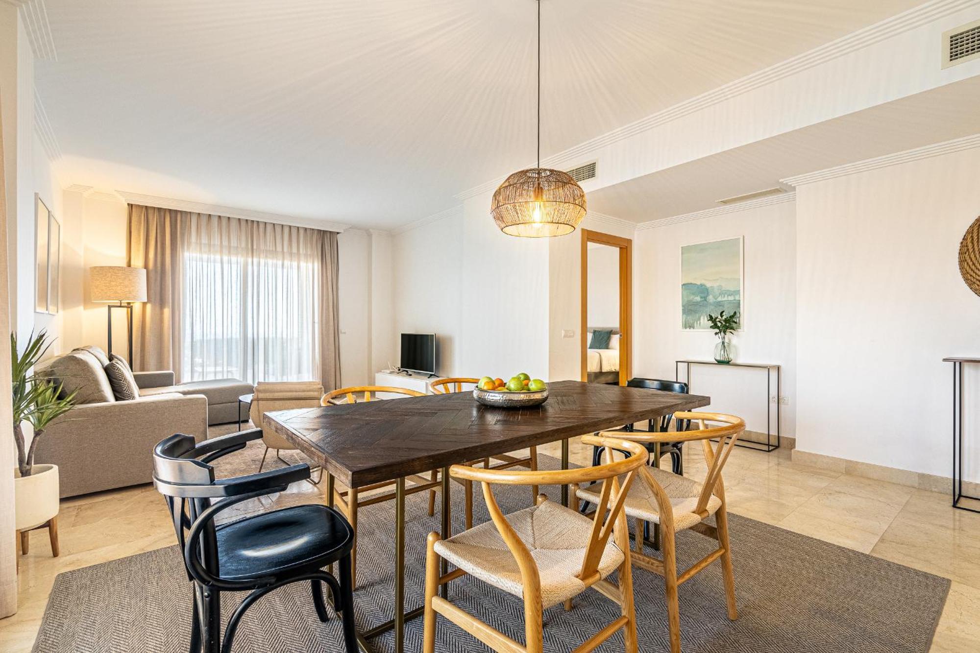 Large 3-Bedroom Nestled In Golf Paradise 埃斯特波纳 外观 照片