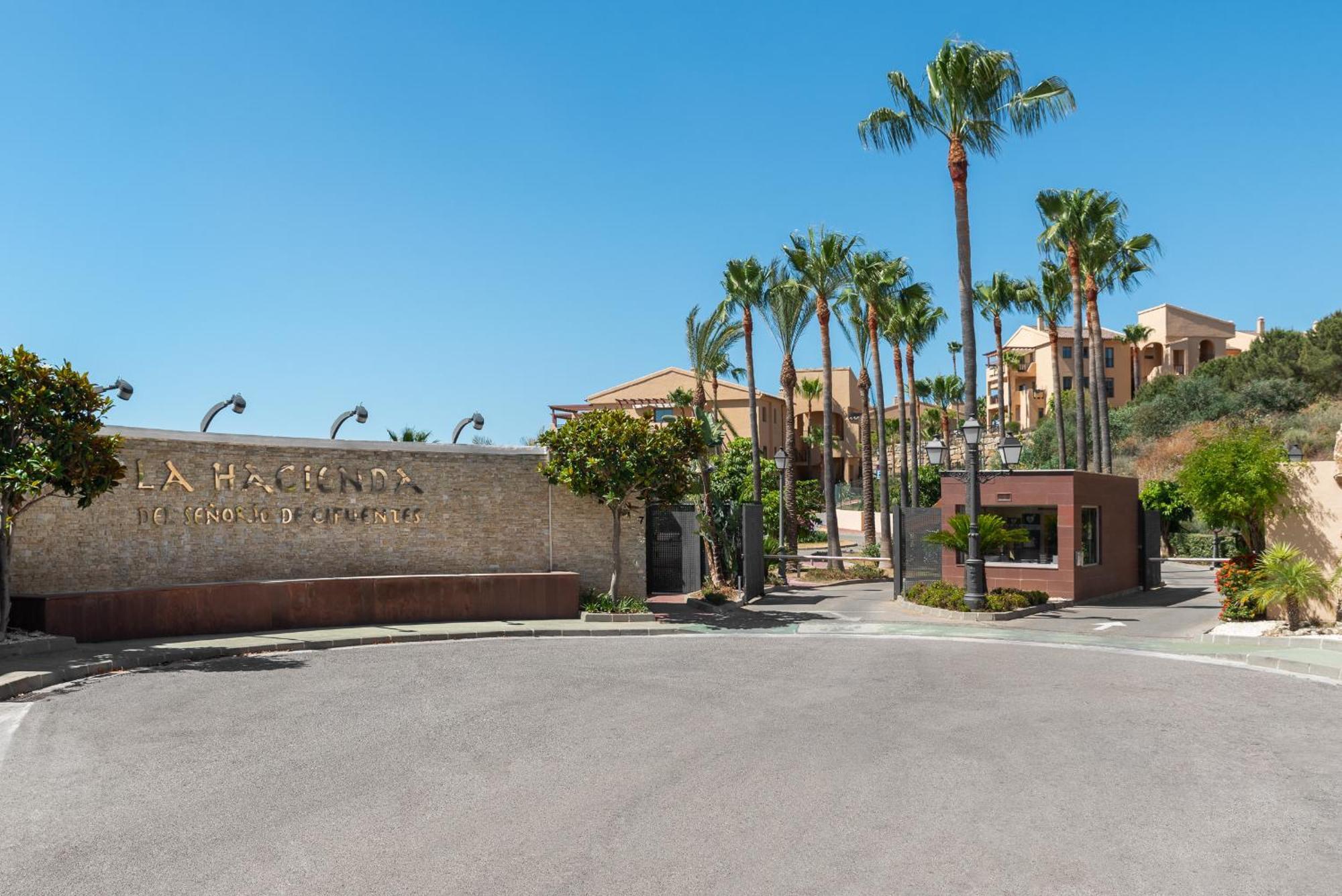 Large 3-Bedroom Nestled In Golf Paradise 埃斯特波纳 外观 照片