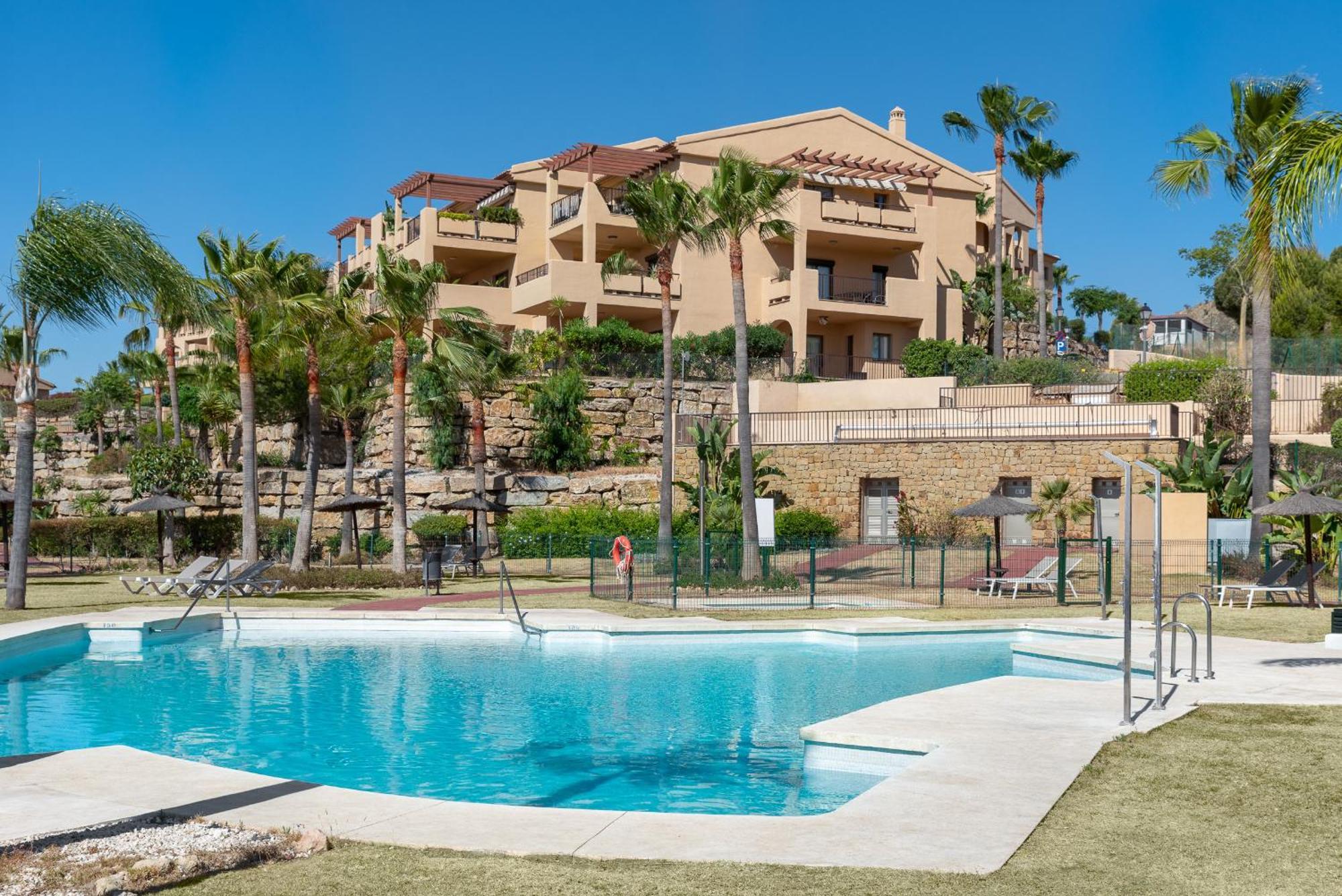 Large 3-Bedroom Nestled In Golf Paradise 埃斯特波纳 外观 照片