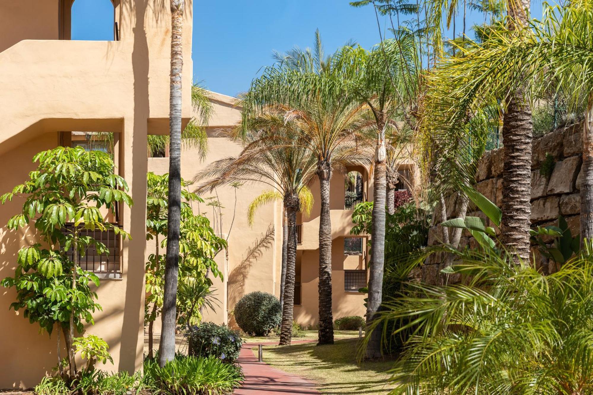 Large 3-Bedroom Nestled In Golf Paradise 埃斯特波纳 外观 照片